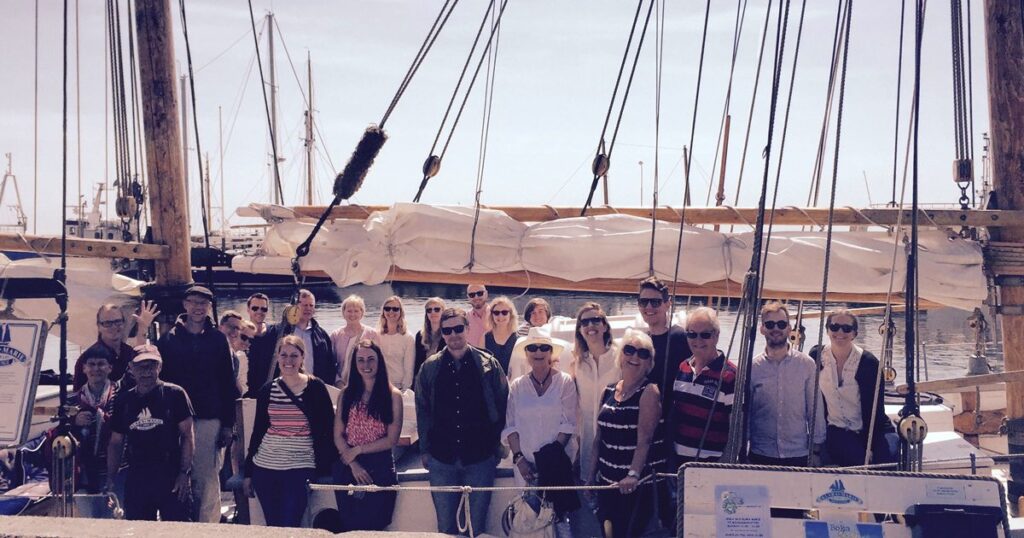 Charter. Hela bröllopssällskapet innan avfärd vid kajen i Skillinge hamn.