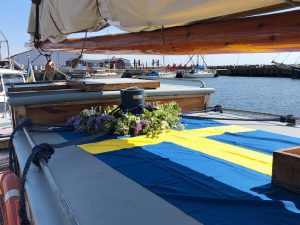 Askspridning i havet med segelskutan Klara Marie Skillinge