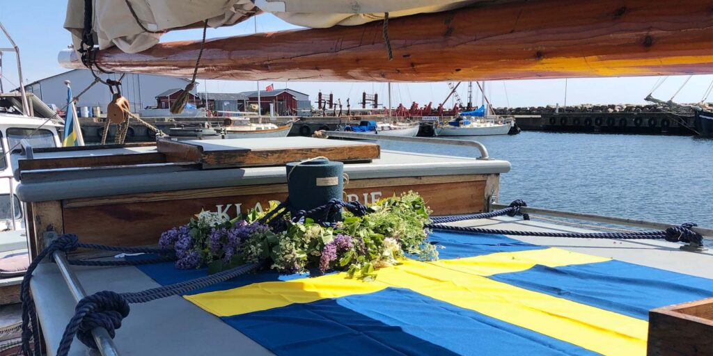 Askspridning till havs. Askspridning i havet med segelskutan Klara Marie Skillinge. Urnsättning i havet.