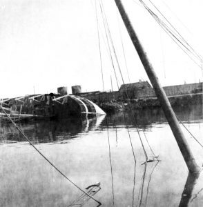 Klara Maries ena mast i Nexo hamn 8 maj 1945