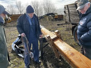 Martin Ravanis visar nya masten som blänker av sillalake för riggmästare Bert och Kapten Tommy