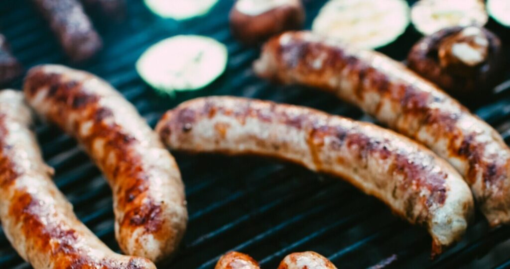 Sjön suger. Då är det gott med grillad korv på kajen